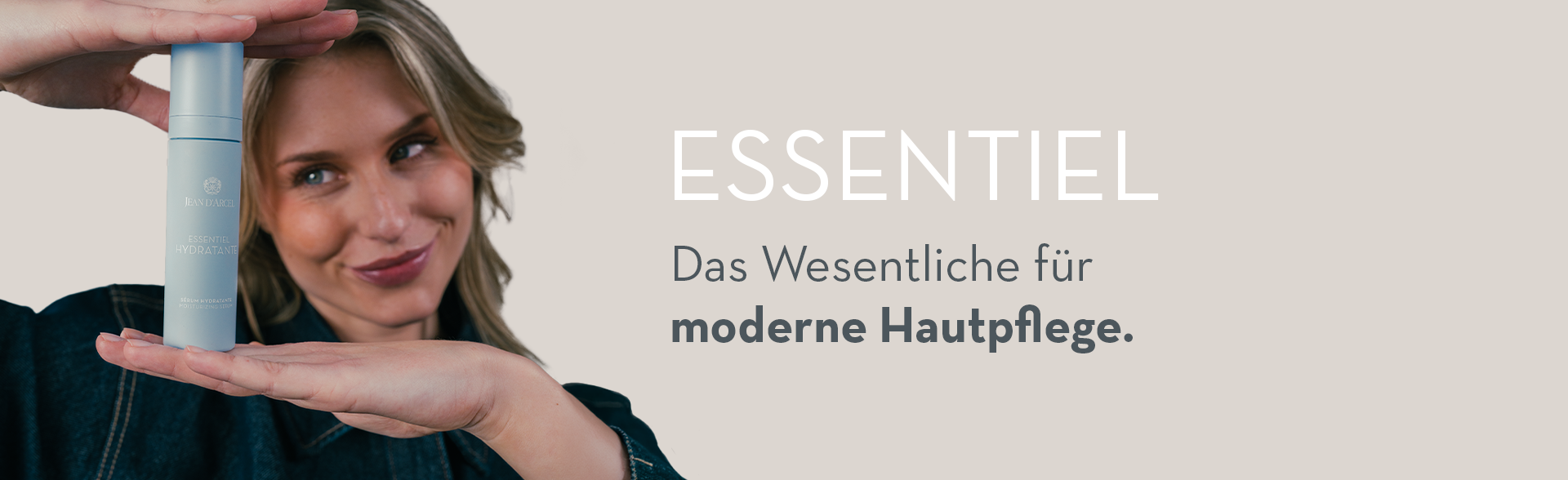 Frau präsentiert das Jean D'Arcel ESSENTIEL Hydratante Feuchtigkeitsserum. Daneben der Schriftzug „ESSENTIEL – Das Wesentliche für moderne Hautpflege.“